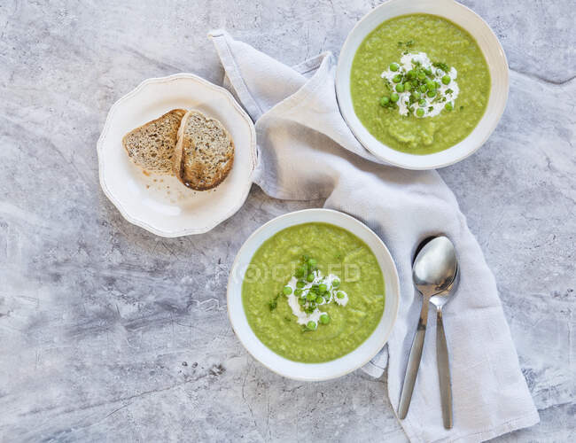 Vegan Pea Soup with Coconut Milk and Parsley with toast — Stock Photo