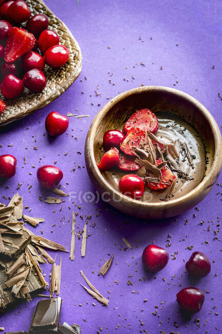 Close-up shot of delicious Chocolate pudding with strawberries — Stock Photo
