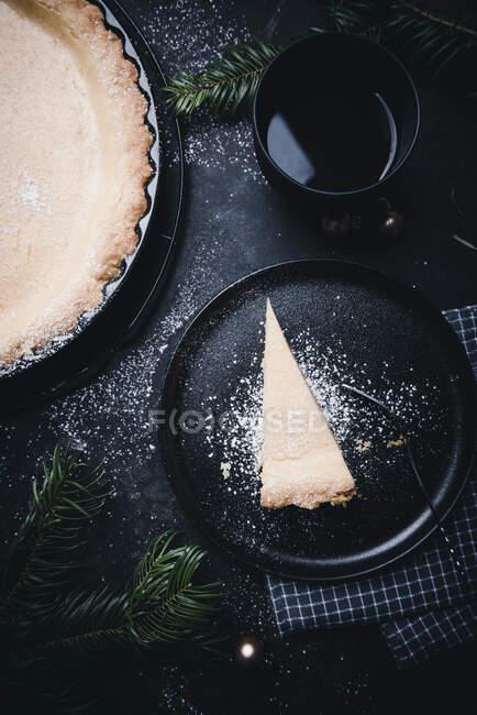 Vegan lemon tart on black plate — Stock Photo