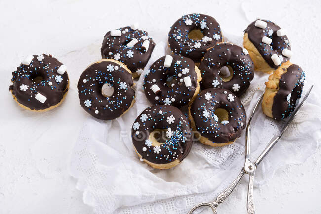 Donuts cozidos no forno Vegan com cobertura escura e decoração de açúcar invernal — Fotografia de Stock