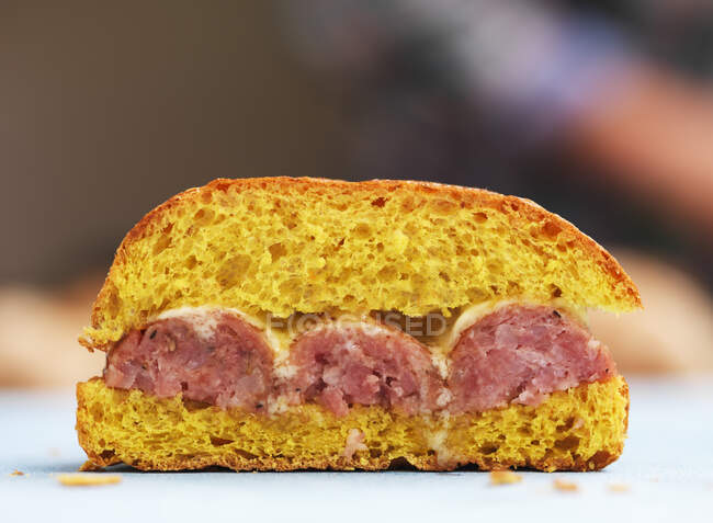 Salsicha em rolo de pão tumérico — Fotografia de Stock