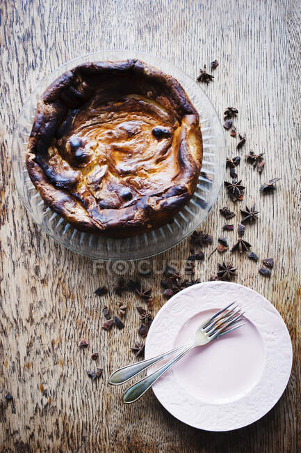 Cheesecake with plate and cutlery — Stock Photo