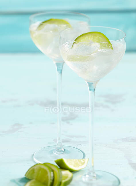 Punch cocktails made with rum and lime in stemmed glasses over ice - foto de stock