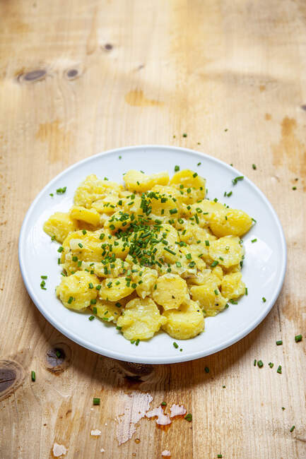 Bayerischer Kartoffelsalat mit gehacktem Schnittlauch — Stockfoto