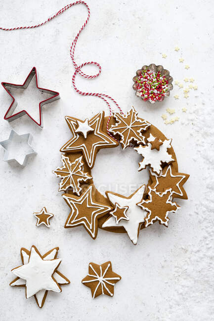 Grinalda de pão de gengibre de biscoitos de estrelas de Natal — Fotografia de Stock