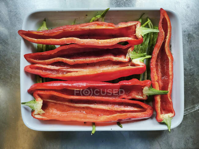 Pimentos vermelhos pontiagudos, cortados pela metade — Fotografia de Stock