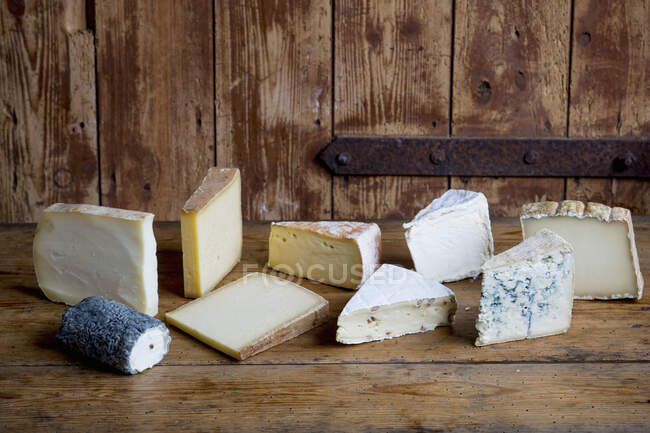 Different types of cheese on wooden background — Stock Photo