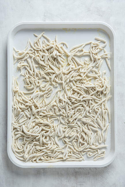 Handgemachte Trofie-Pasta in weißer Pfanne — Stockfoto