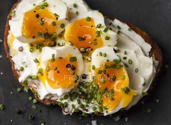 Sandwich de huevo con cebollino - foto de stock