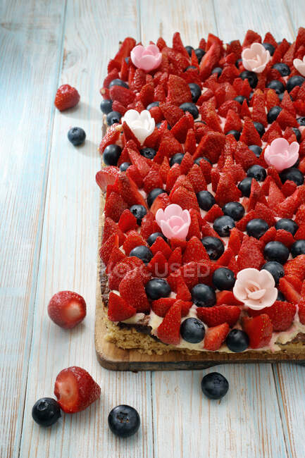 Summery cake with strawberries and blueberries — Stock Photo