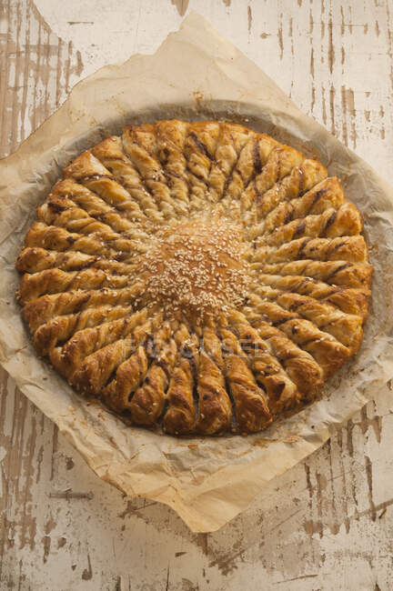 Крупный план вкусного пирога с подсолнухами — стоковое фото