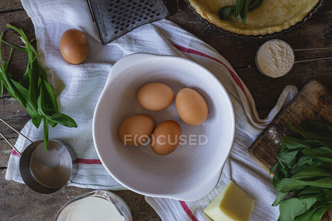 Huevos enteros necesarios para la tarta - foto de stock