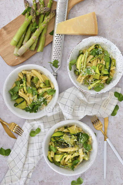 Healthy dinner pasta with green asparagus and zucchini — Stock Photo