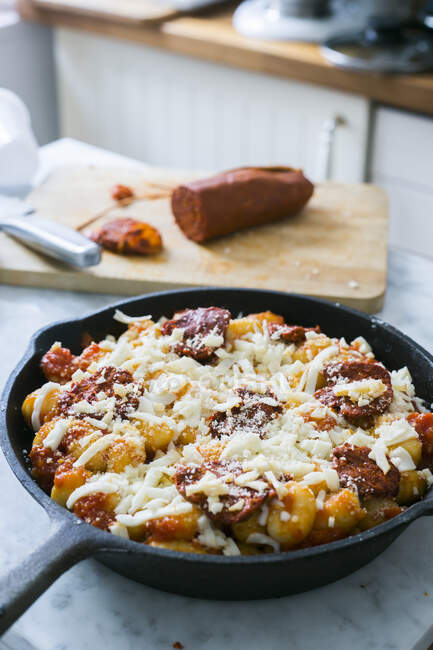 Gebackene Gnocchi mit Chorizo und Käse in der Pfanne — Stockfoto