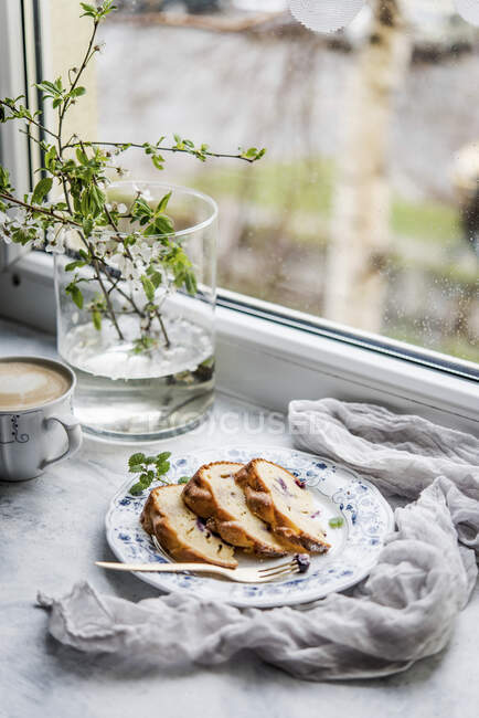 Temps pour le café et le gâteau bundt printemps myrtille — Photo de stock