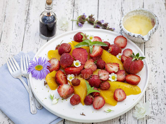 Mango-Erdbeersalat auf rustikalem Tisch — Stockfoto