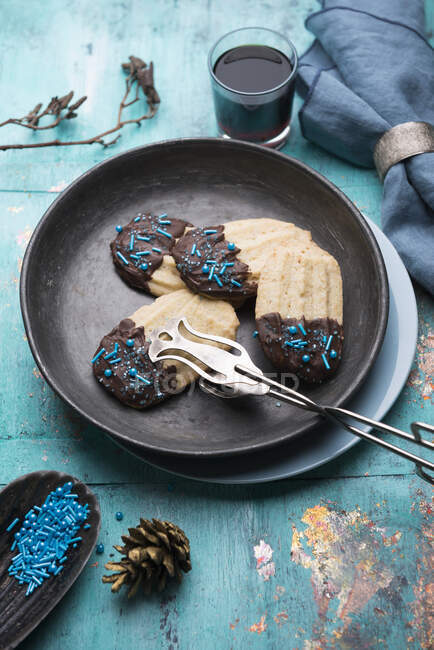 Vegan shortbread cookies with dark chocolate and blue sprinkles — Stock Photo