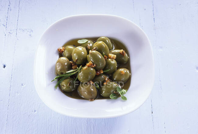 Pickled green olives with garlic and herbs — Stock Photo