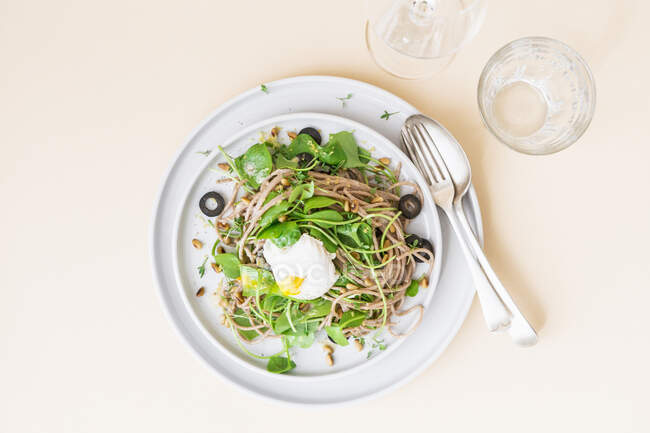 Spaghetti mit Zitronensauce, Portulak und pochiertem Ei — Stockfoto