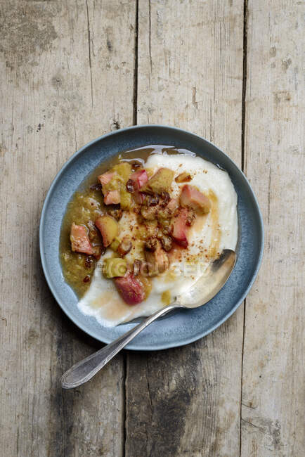 Semolina pudding with dates and rhubarb compote — Stock Photo