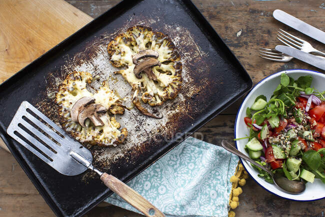 Bistecca di cavolfiore a basso contenuto di carboidrati con insalata — Foto stock