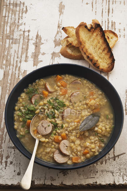 Горох и чечевичный суп с сосисками — стоковое фото