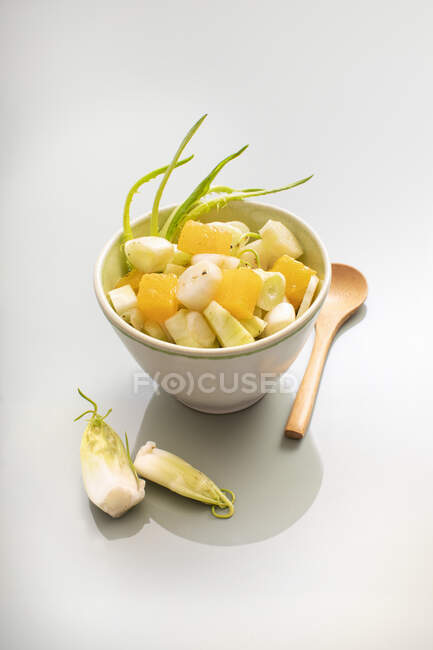 Salade crue à base de cœurs d'agrumes tranchés à l'orange — Photo de stock