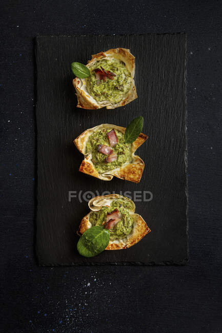 Tarts with cottage cheese, spinach, egg, mushrooms, garlic and bacon — Stock Photo