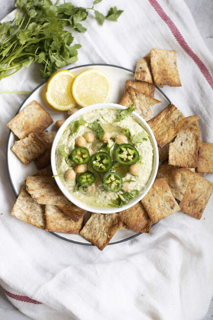 Jalapeno mit Zitrone und grünem Chili Hummus mit Pita-Chips — Stockfoto