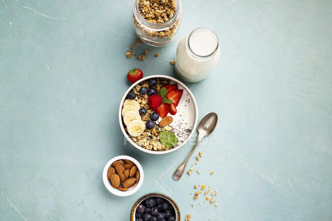 Granola de aveia com bagas frescas, banana, iogurte, sementes de chia e folhas de hortelã — Fotografia de Stock