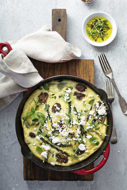 Frittata with green asparagus, mushrooms and goat's cheese — Stock Photo