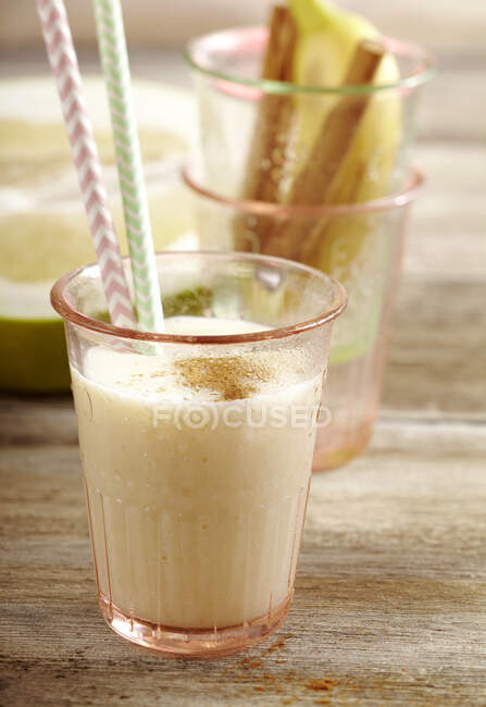 Grapefruit smoothie made with banana, buttermilk and cinnamon — Stock Photo