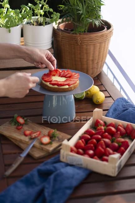 Una torta di fragole in fase di realizzazione — Foto stock