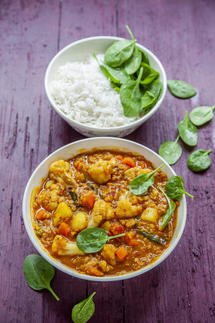 Cauliflower and lentil curry with tamarind, rice and baby spinach — Stock Photo