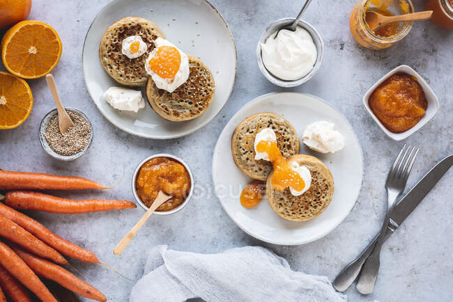 English crumpets with orange and carrot jam — Stock Photo