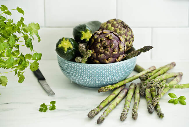 Coriandre, artichauts, asperges et courgettes — Photo de stock