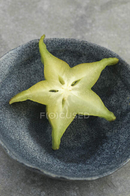 Tranche de fruits de carambole dans un bol en céramique — Photo de stock
