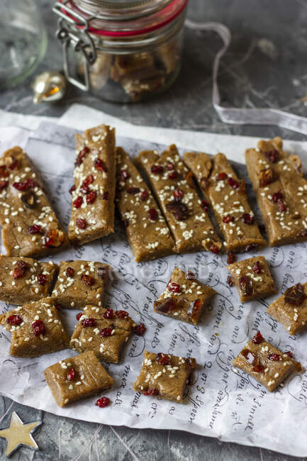 Tahini and dates homemade bars with sesame seeds and cranberries — Stock Photo