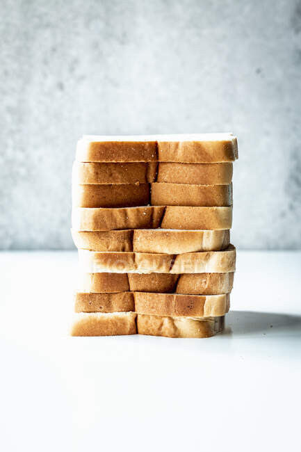 Шматочки хліба з білих тостів, укладеного на кам'яній поверхні — стокове фото