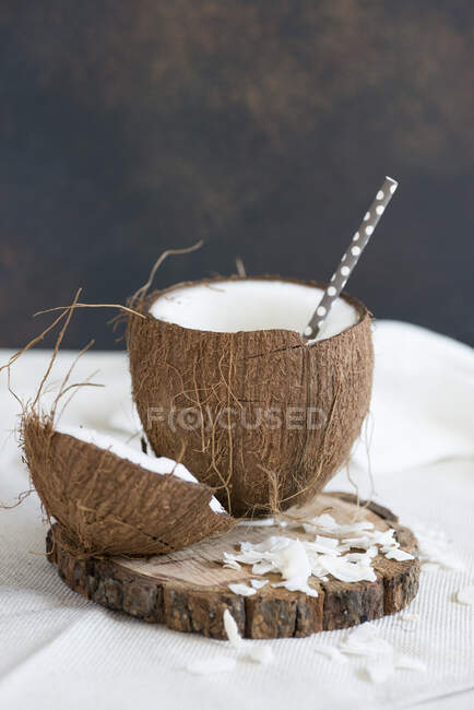 Noix de coco, ouverte, avec une paille — Photo de stock