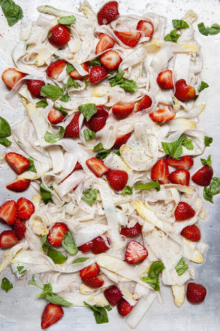 Spargelsalat mit Erdbeeren und Basilikum — Stockfoto
