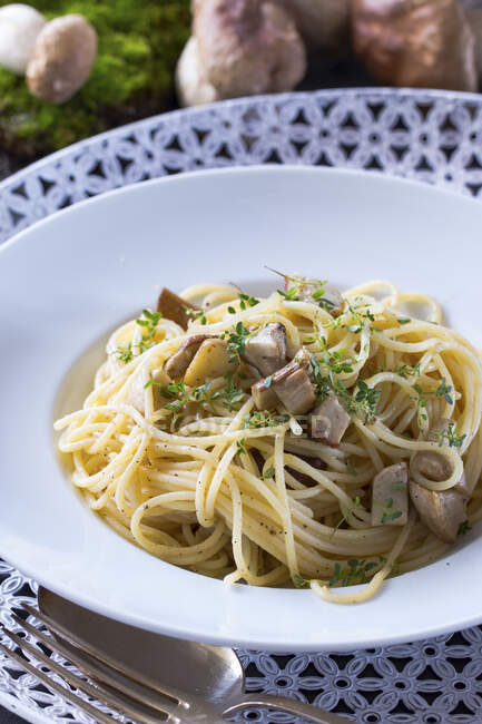 Vegane Spaghetti mit Steinpilzen — Stockfoto