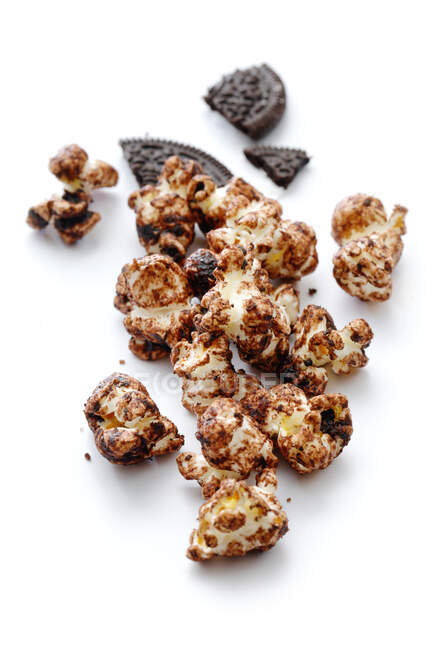 Palomitas de maíz con recubrimiento de galletas oreo - foto de stock