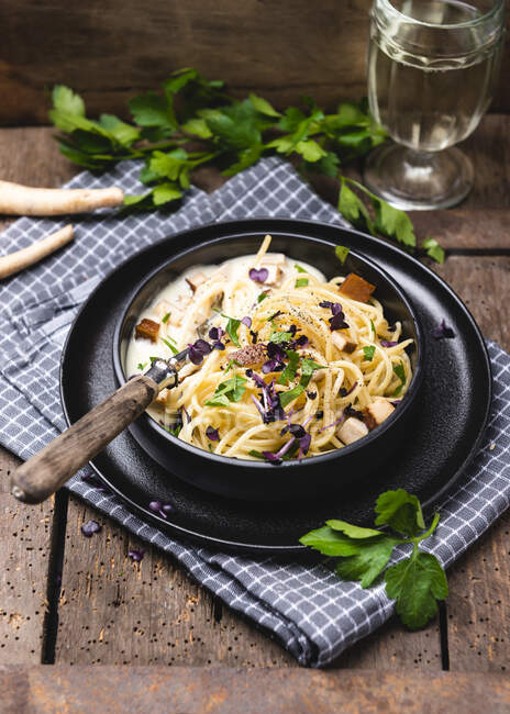 Spaghetti mit Pastinakencreme, Räuchertofu, Petersilie und Kresse — Stockfoto