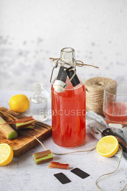 Vin rouge au citron et romarin sur fond de bois. focus sélectif. — Photo de stock