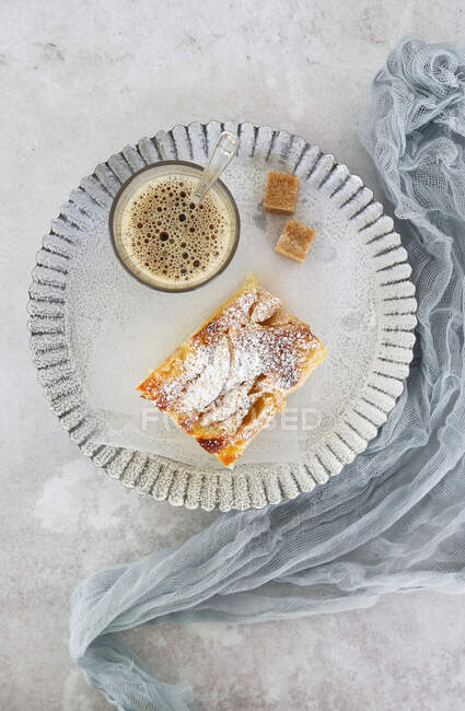 Яблучний пиріг і кава — стокове фото