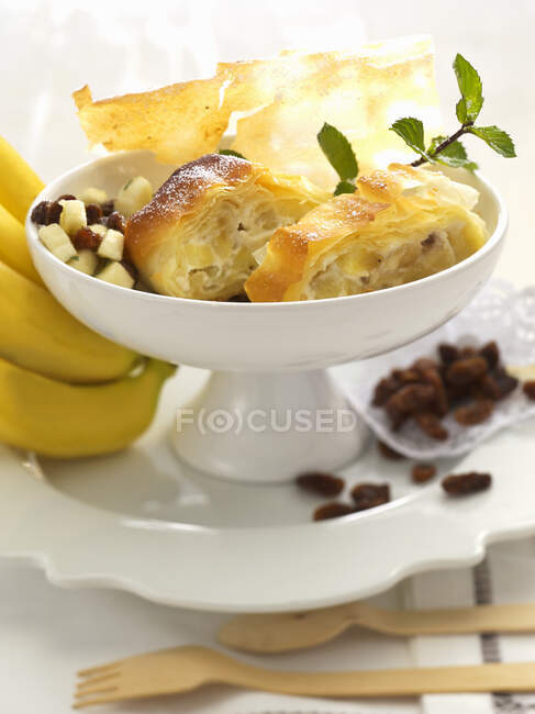 Banana strudel with raisins — Stock Photo