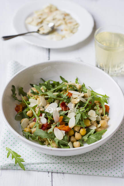 Salad made of rocket, roasted pepper, chickpeas and almonds — Stock Photo