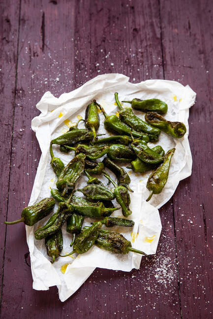 Gebratener Paprika mit Salz und Olivenöl — Stockfoto