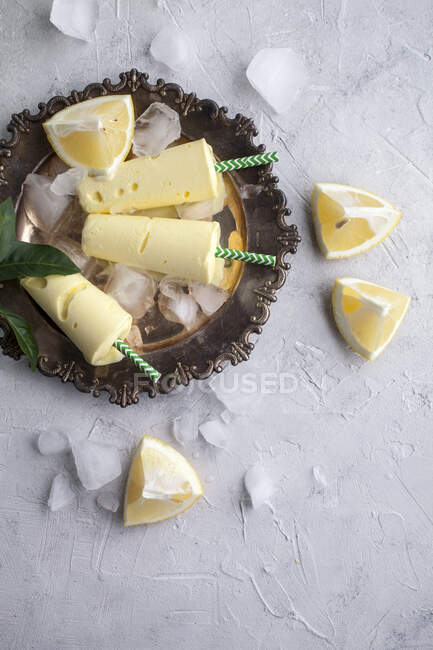 Lemon popsicles on white background — Stock Photo